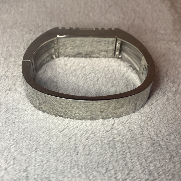 🩶TORY BURCH x FITBIT🩶Silver Hinged Bangle with COA & Dust Bag/EUC - Picture 5 of 7